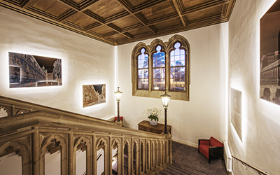 Beluchtung von Treppen und Bildern in historischem Treppenhaus