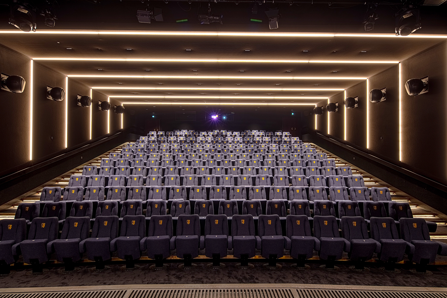 Mit LED-Linearleuchten beleuchteter Kinosaal
