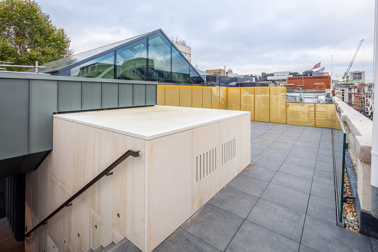 Sicherheitsbeleuchtung mit LED-Lichtlinien auf Dachterrasse