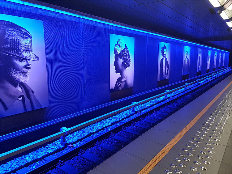 Wallwasher mit blauen Power-LEDs beleuchten Wand in U-Bahnhof