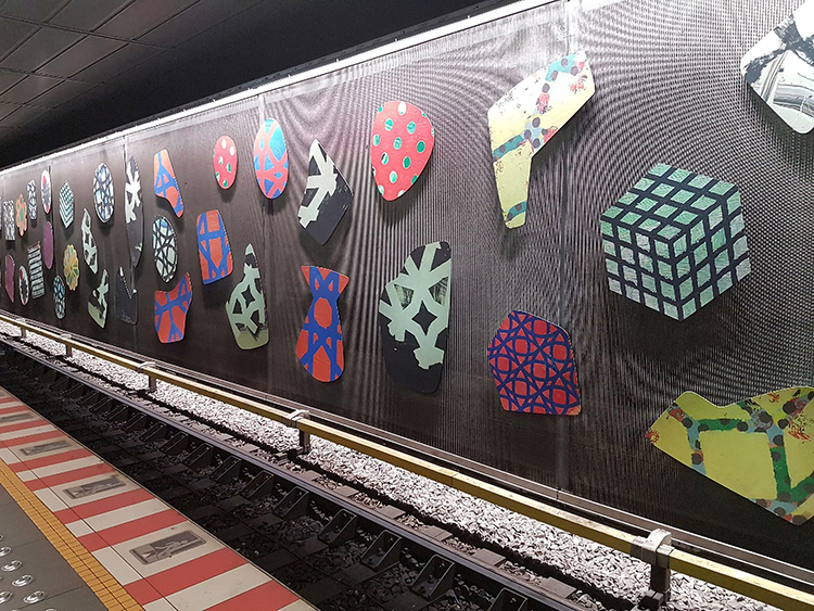 Wallwasher with white power LEDs illuminate wall in subway station