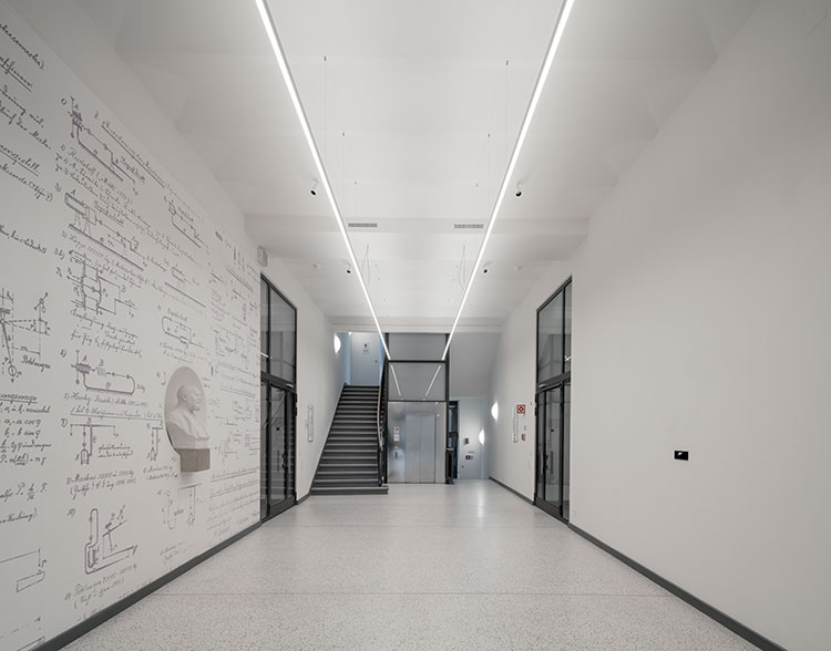 LED linear luminaires from Barthelme in the corridor of the Federal Institute for Materials Research and Testing