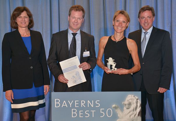 Bei der Preisverleihung (v.l) Ministerin Ilse Aigner, Stefan Eistetter (Geschäftsleitung Barthelme), Nicola Barthelme (Geschäftsführerin Barthelme) mit Jury-Mitglied Prof. Dr. Thomas Edenhofer (Baker Tilly Roelfs).