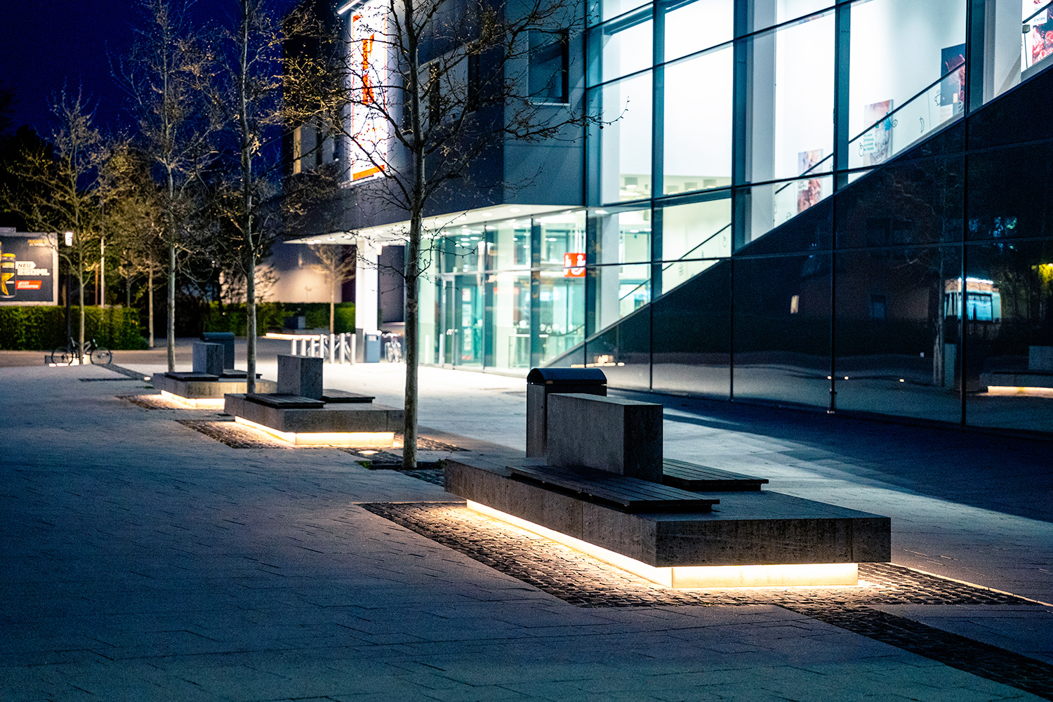 Underlit seating with LED linear luminaires