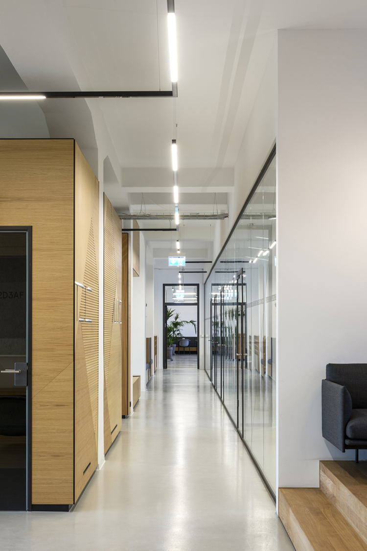 Corridor-lighting-with-linear-luminaires