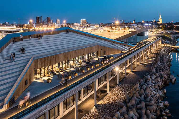 Die neue 850 Meter lange Promenade im Hafen von Tallin wird von homogenen LED-Lichtlinien illuminiert