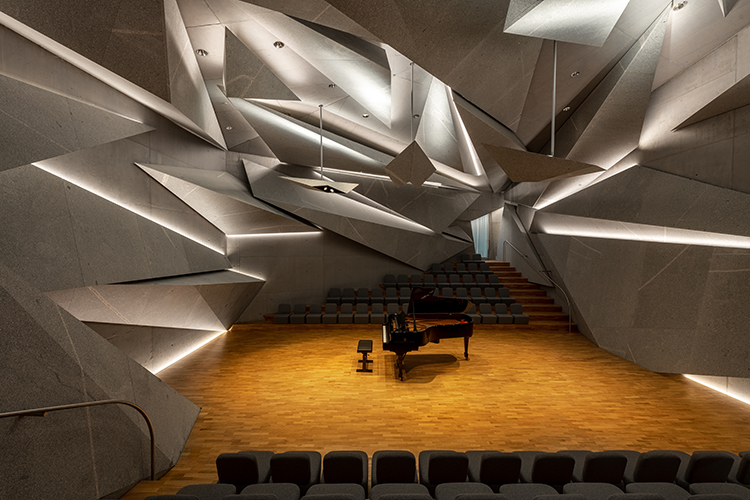 Konzertsaal Haus Marteau mit Linearleuchten