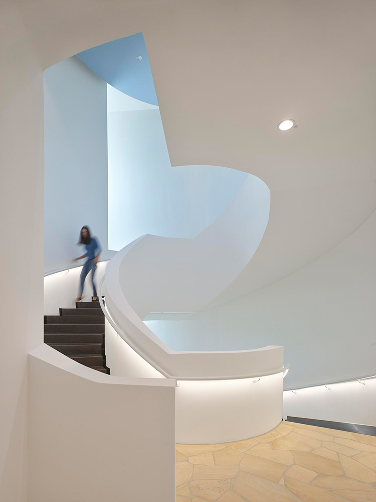 Lighting a staircase with LED light lines