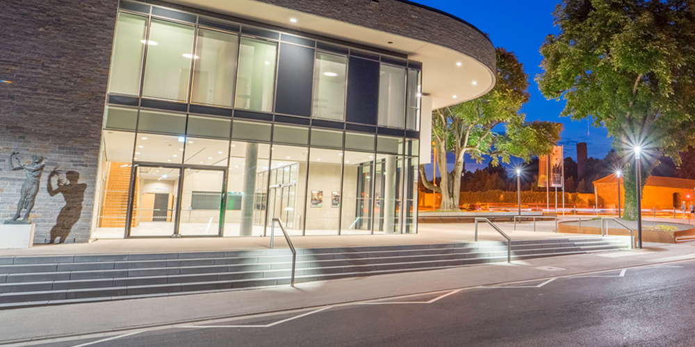 Linear luminaires stage the architecture of town hall