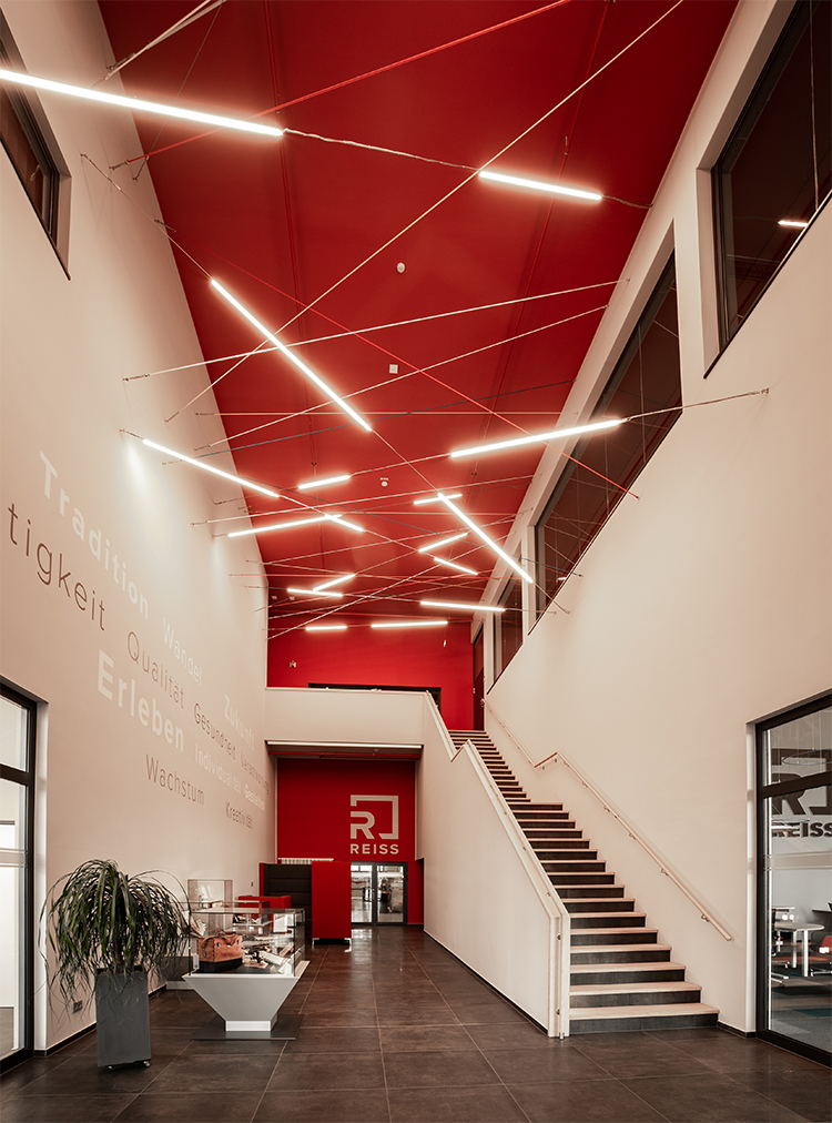LED light lines illuminate the foyer of the company REISS Büromöbel GmbH