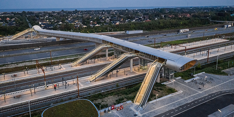 LED-Lichtlinien in Brücke integriert