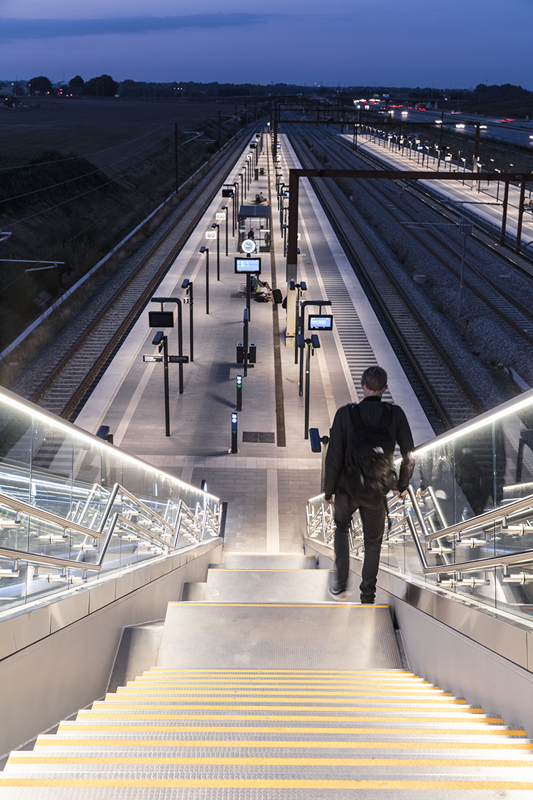 LED light lines integrated in bridge