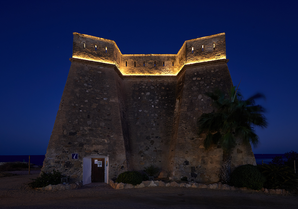 Turmbeleuchtung mit LED-Lichtlinien