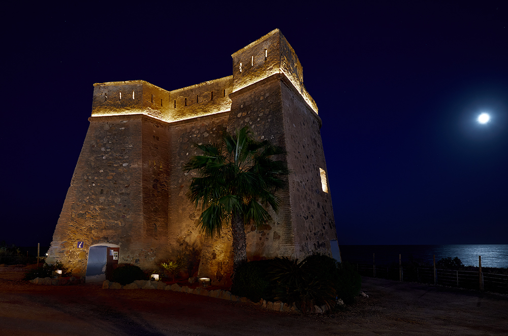 Turmbeleuchtung mit LED-Lichtlinien