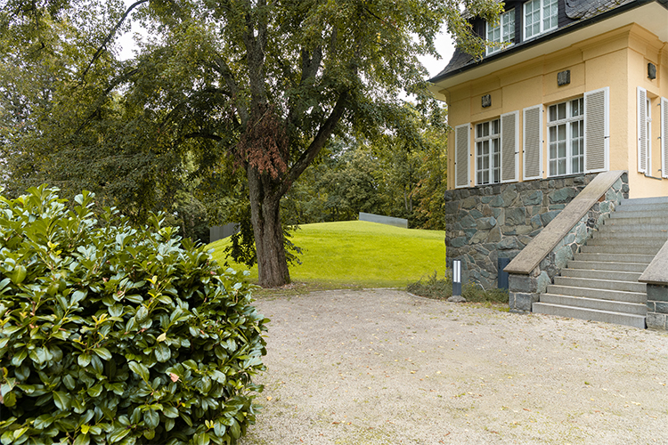 Alte Villa mit Park